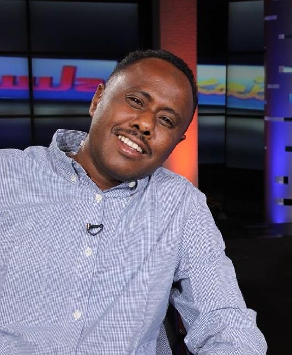 شاهد بالفيديو.. بسبب الظروف القاسية.. الممثل والكوميديان السوداني الشهير ذاكر سعيد يتجه لأعمال “اليومية” ويحمل “الطوب” في رحلة عمل شاق ويؤكد: (الزول يشتغل بضراعه)