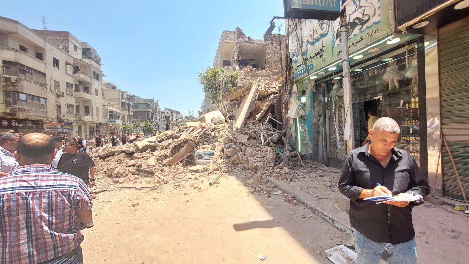 إنقاذ سيدة وطفل من عقار شبرا المنهار.. صور