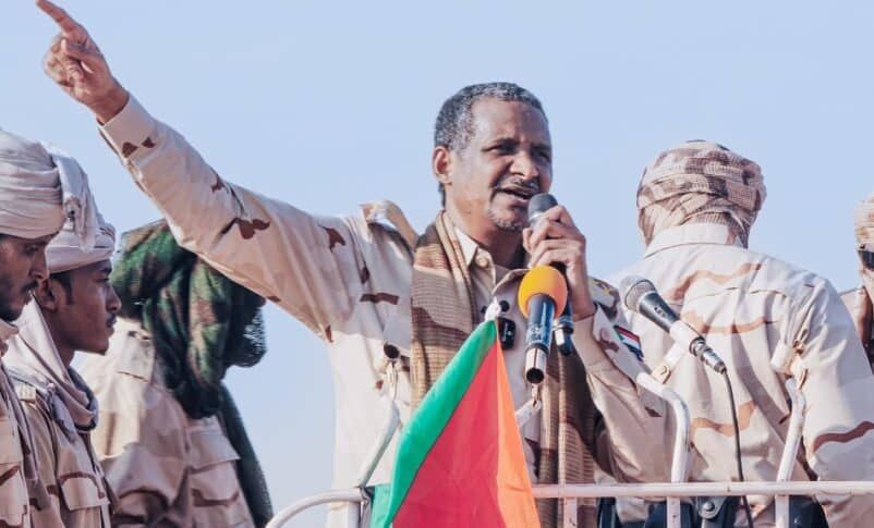 شاهد بالصورة والفيديو.. “حميدتي” يعترف بهزيمتهم وطردهم من الخرطوم وعدد من الولايات (نعم مرقونا من مناطق غالية وفقدنا فيها أغلى ما نملك) وساخرون: (يعني ما انسحاب تكتيكي؟)