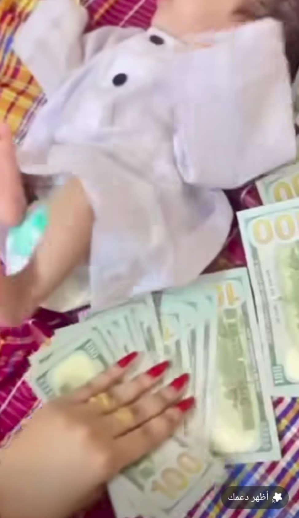 شاهد بالصورة والفيديو.. سيدة سودانية توثق لحصول مولودها الجديد على هدايا بالعملة الصعبة و”الدولار” يحيط به من كل مكان