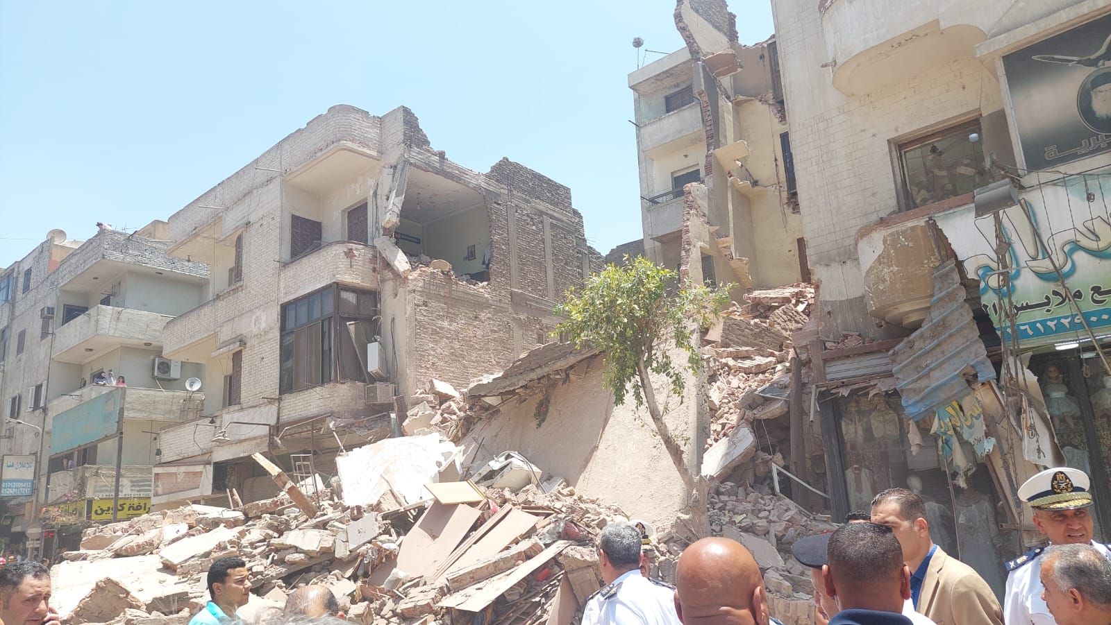 إنقاذ سيدة وطفل من عقار شبرا المنهار.. صور