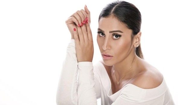 دينا الشربيني وأمينة خليل ترقصان معاً في أجواء شبابية