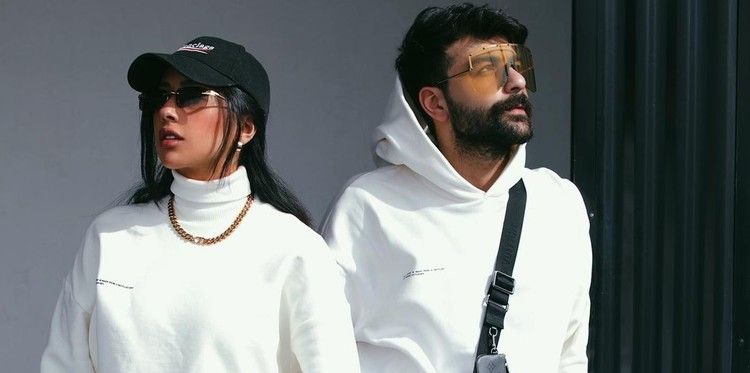 فرح الهادي وعقيل الرئيسي يشاركان في ترند الماء والكركم-بالفيديو