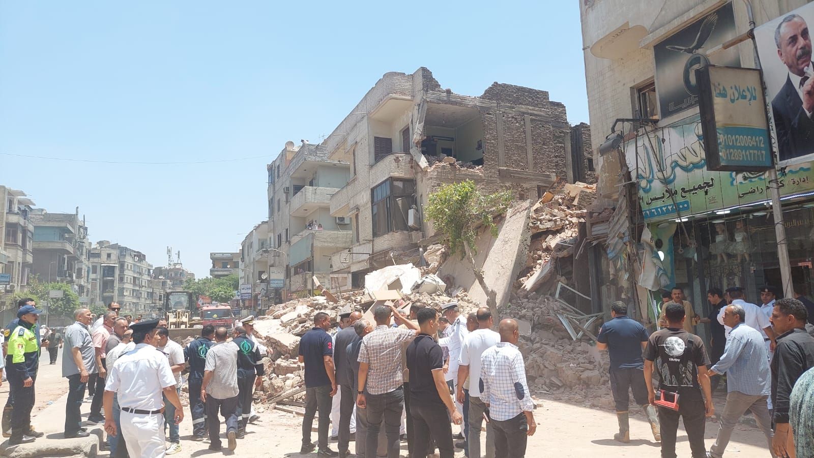 إنقاذ سيدة وطفل من عقار شبرا المنهار.. صور