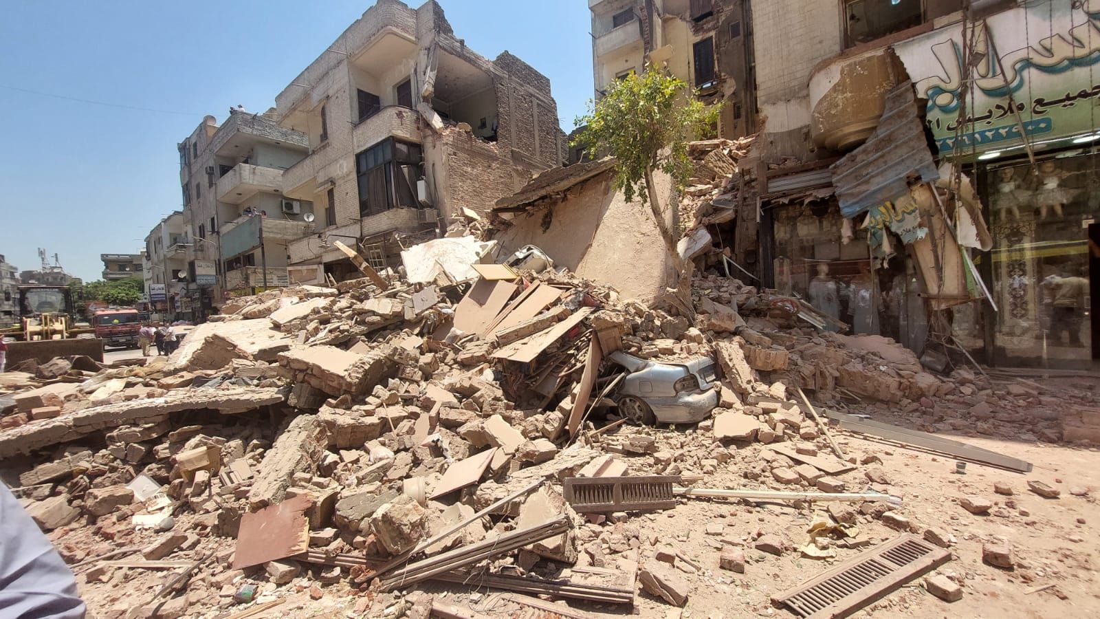 إنقاذ سيدة وطفل من عقار شبرا المنهار.. صور