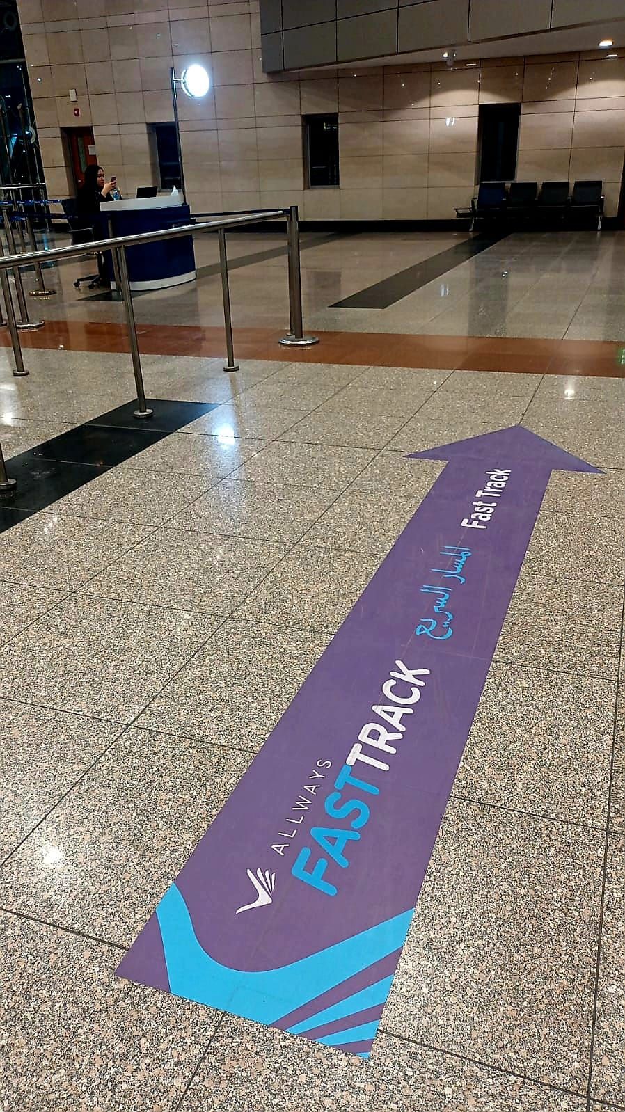 تفعيل خدمة المسار السريع بمطار القاهرة