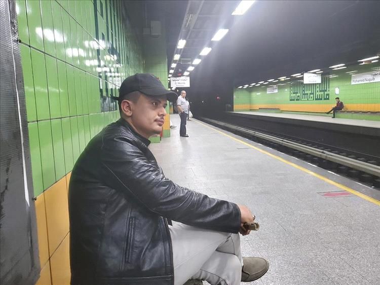 صحفي يغادر عدن بعد أكثر من عشرين عامًا: "كنا نبحث عن وطن.. فصرنا نبحث عن ساعة كهرباء"