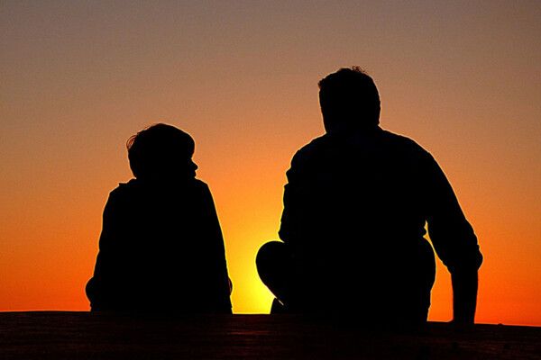 صورة في حديقة تشعل الشائعات حول ابن نجم عالمي مشهور