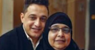 رضا البحراوي يُوقف نشاطه الفني مؤقتًا بسبب وعكة صحية لوالدته