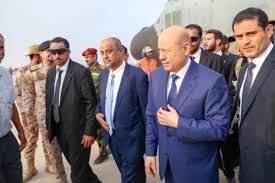 خلاف غير معلن بين العليمي ورئيس الوزراء الجديد يُربك المشهد