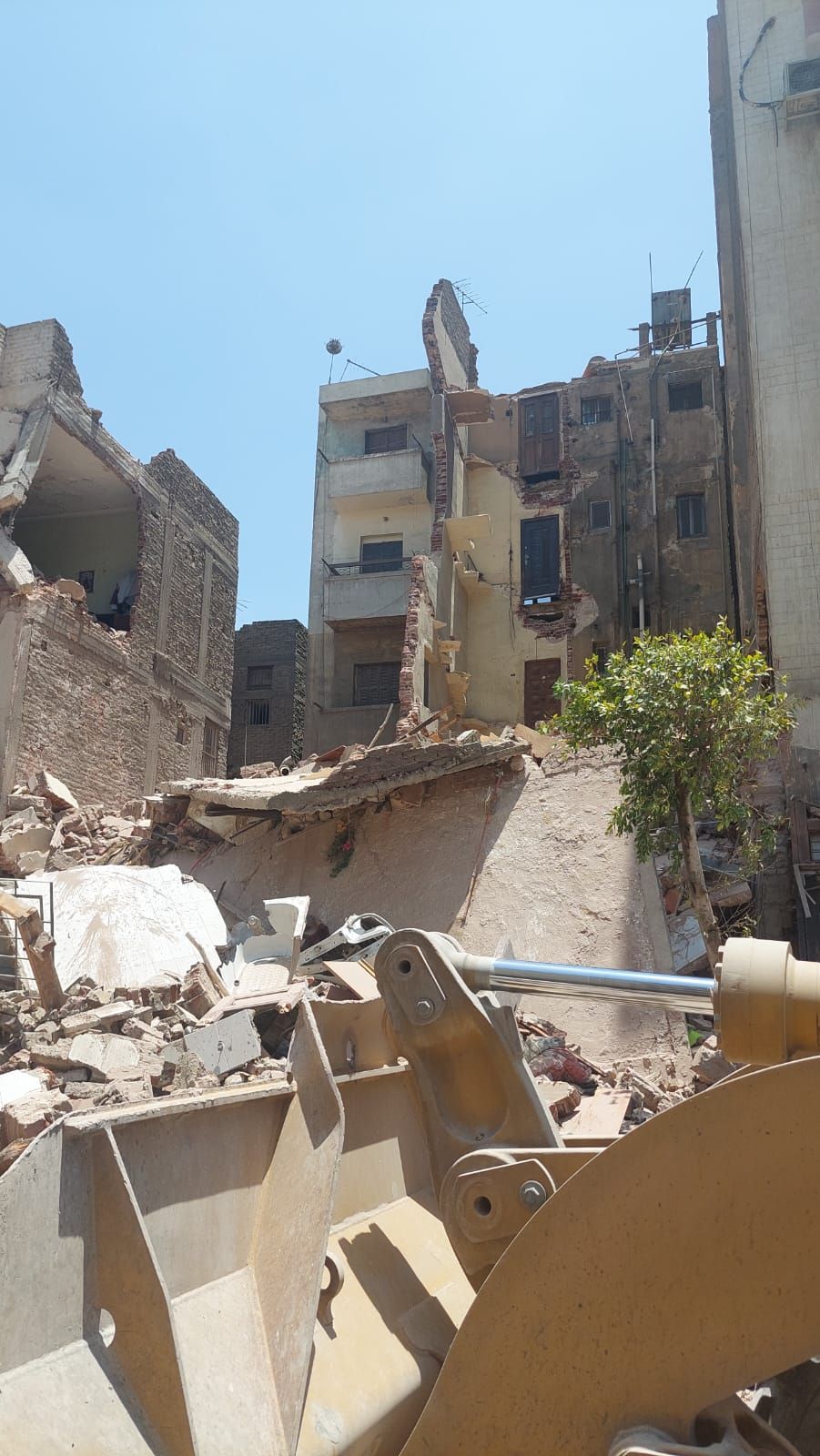 انهيار جزئى بمنزل مجاور لعقار شبرا المنهار وقرار بإخلائه.. صور