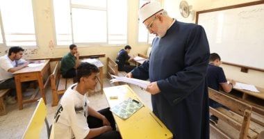 طلاب القسم العلمى بالثانوية الأزهرية يؤدون امتحان مادة التوحيد.. اليوم
