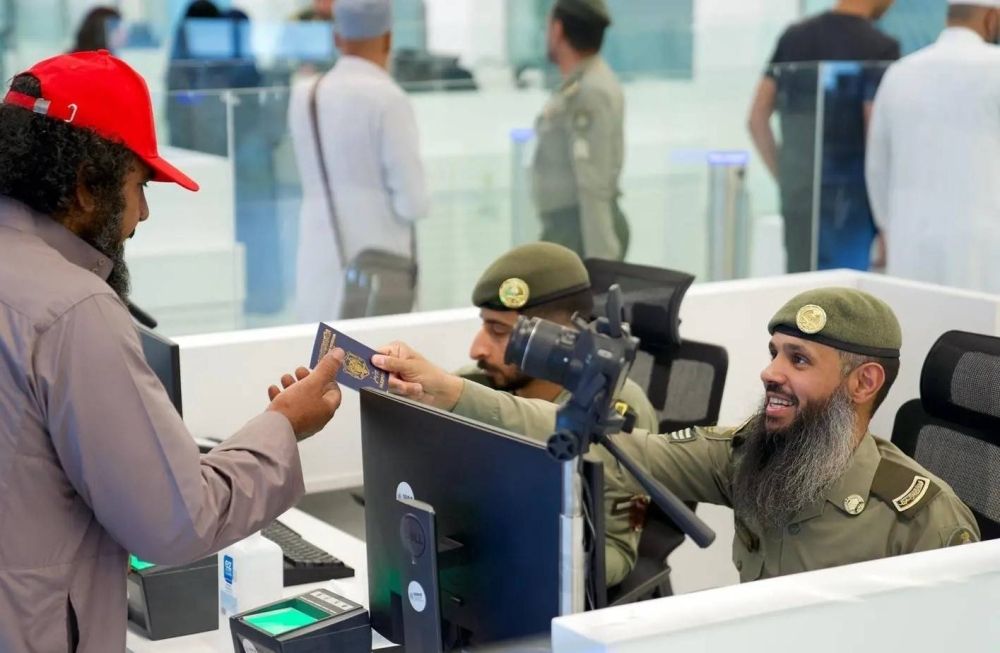 الجوازات تواصل إنهاء إجراءات مغادرة الحجاج عبر كافة المنافذ