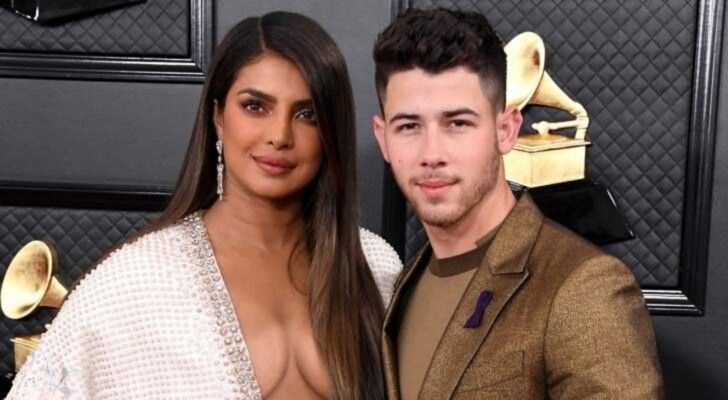 بريانكا شوبرا تجلس في أحضان زوجها نيك جوناس في لحظة رومنسة