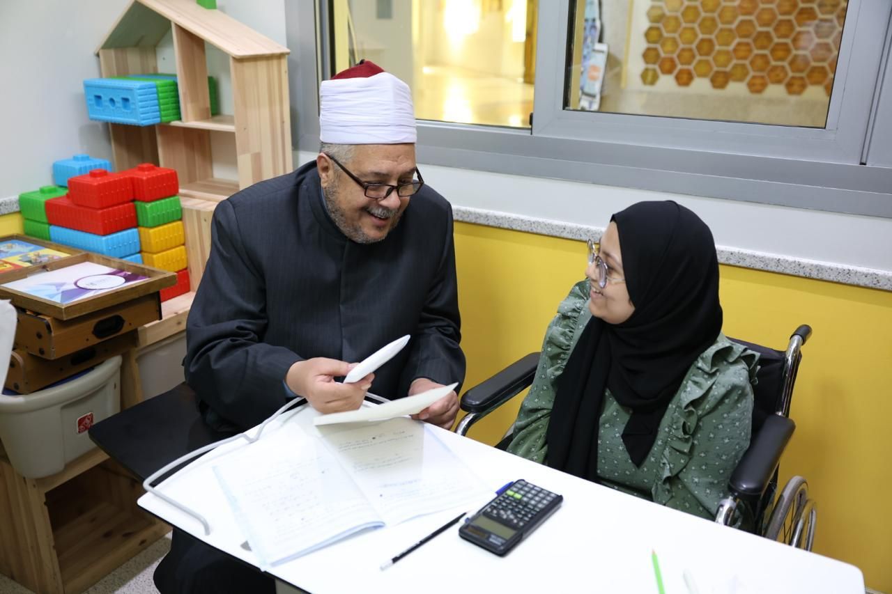 رئيس المعاهد الأزهرية يزور طلاب الشهادة الثانوية بمستشفى 57357 ومعهد الأورام