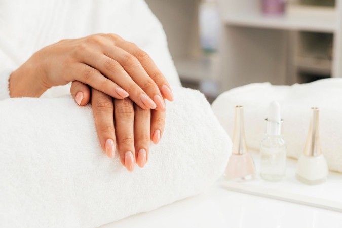 صور مناكير عروس 2025 بأناقة تُكمل إطلالتها في يوم الزفاف