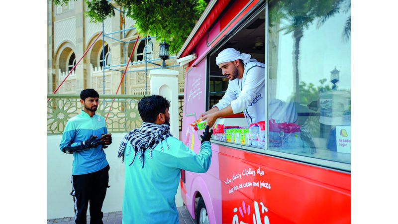 الامارات | «ثلاجة الفريج» تبدأ توزيع مليونَي عبوة مياه وعصائر ومثلجات على العمال