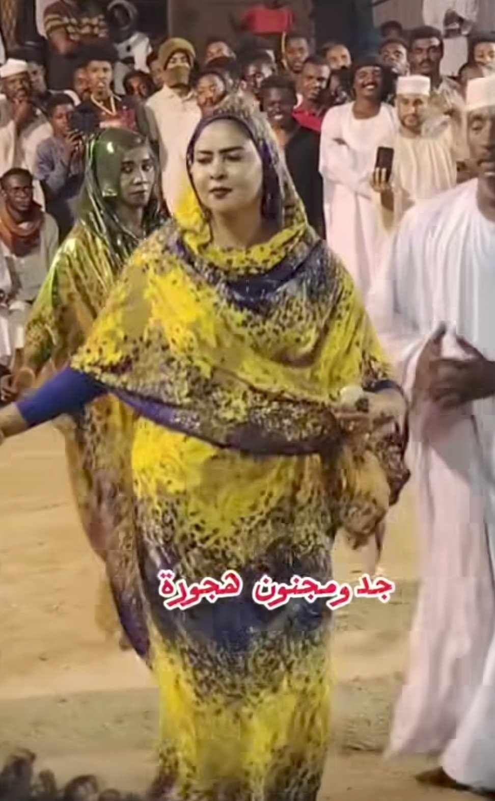 شاهد بالفيديو.. خلال حفل بأسوان.. راقصة “الطمبور” الحسناء “هاجر” تبهر الحضور بوصلة رقص مثيرة مع رفيقتها على أنغام أغنيات الفنانة ميادة قمر الدين