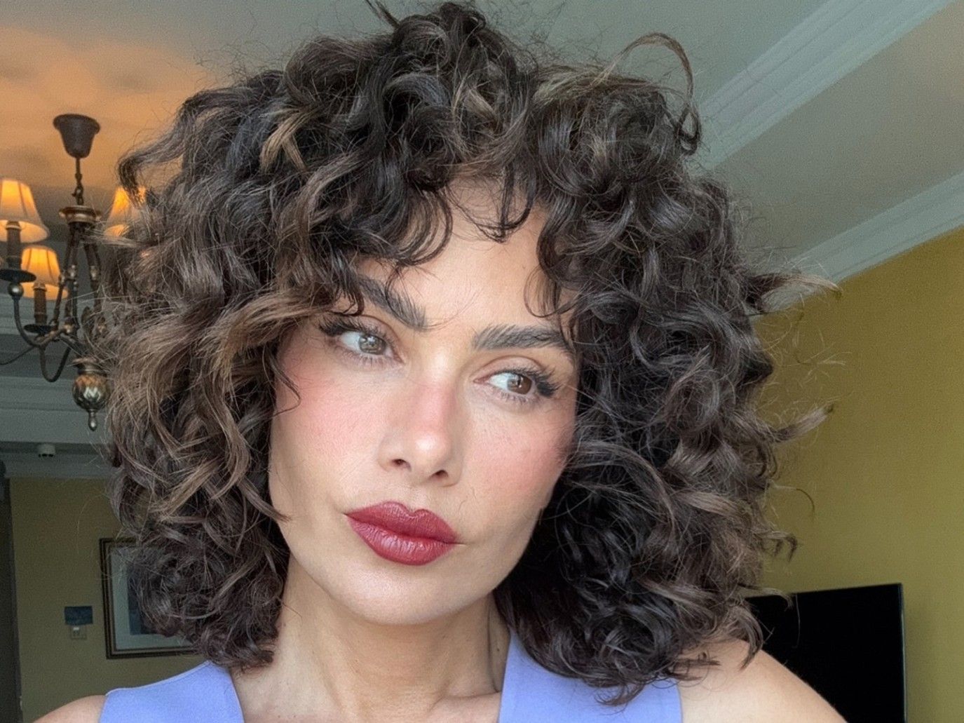 صبا مبارك بإطلالة لافتة وتعلق: عمري ما كنت فتاة وردية