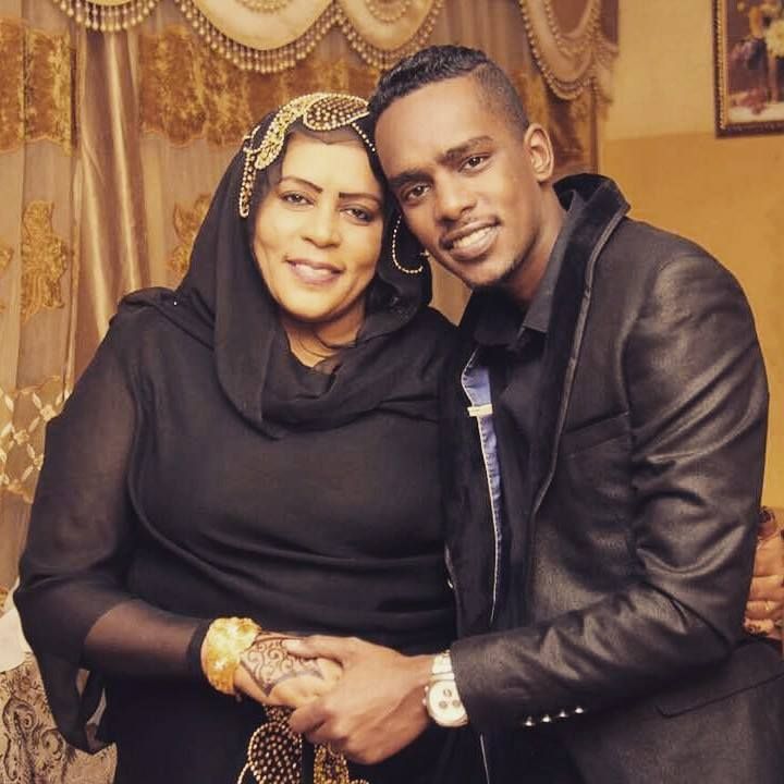 شاهد بالفيديو.. خلال بث مباشر.. الناشط الشهير “الشكري” يواسي الفنان شريف الفحيل ويطيب خاطره بنصائح تحسن من مزاجه