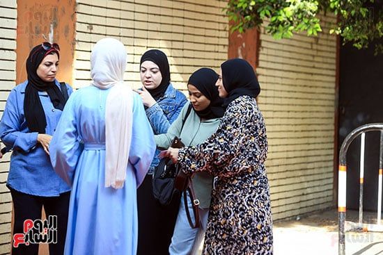 طلاب الثانوية العامة نظام قديم يبدأون امتحان اللغة الأجنبية الثانية