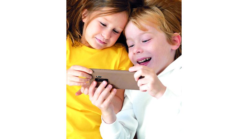 الامارات | مقاطع «ريلز» تسمم وعي الطفل بمحتوى مَرِح عن «التعصّب»