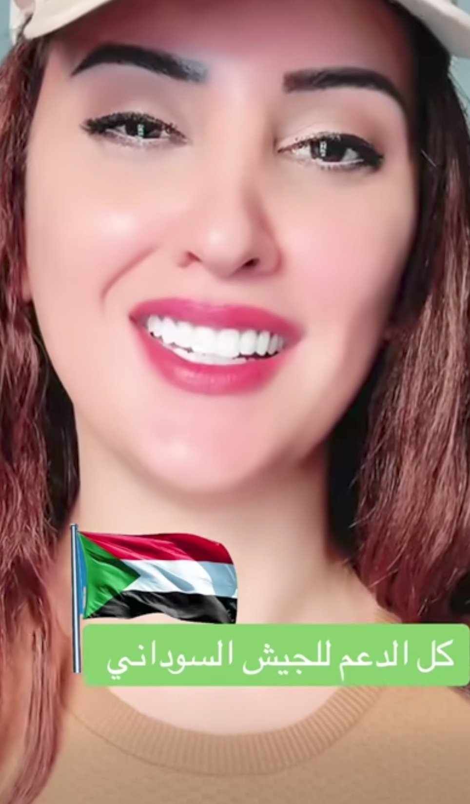 شاهد بالفيديو.. التيكتوكر المصرية الحسناء “خلود” تتقن الرقص السوداني ببراعة فائقة وترقص على أنغام أغنية الفنانة مروة الدولية (العلى الله)