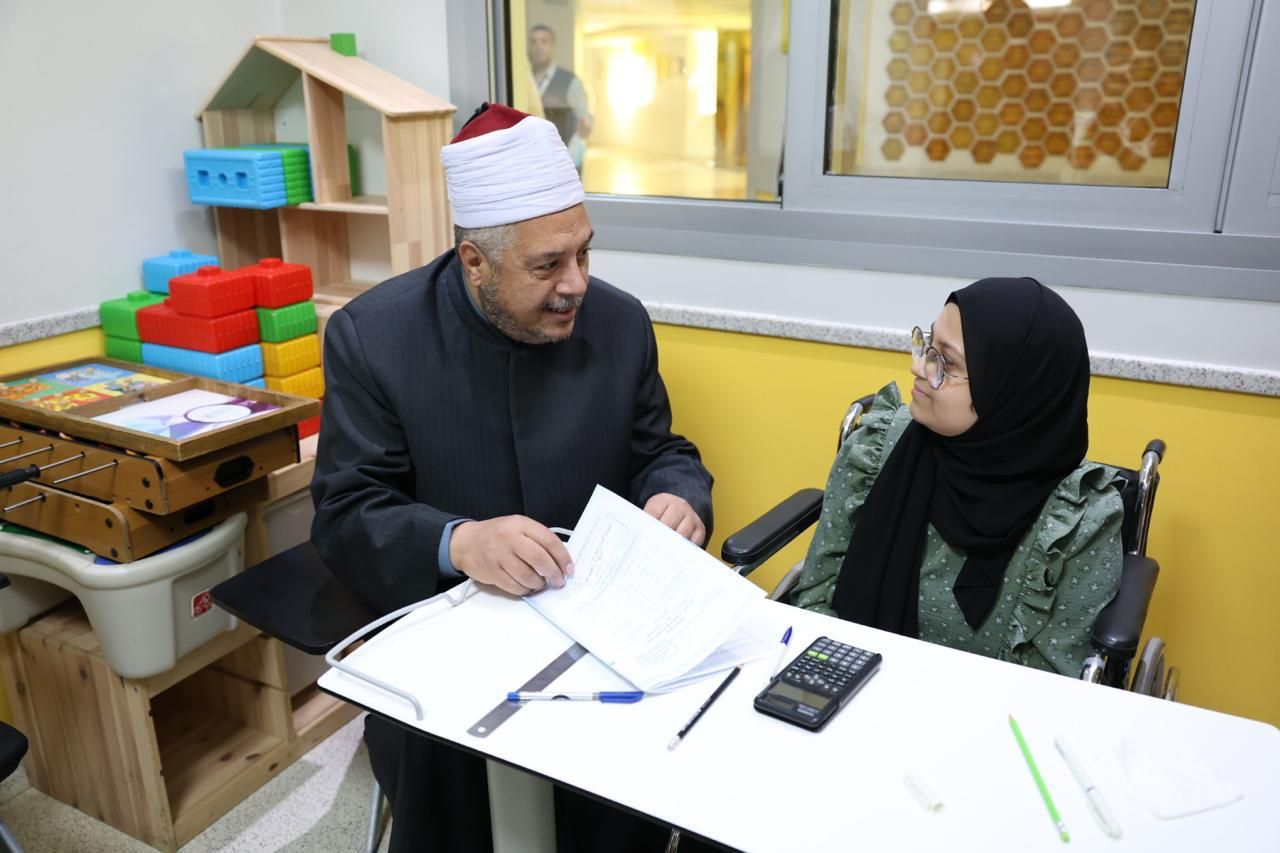 رئيس المعاهد الأزهرية يزور طلاب الشهادة الثانوية بمستشفى 57357 ومعهد الأورام