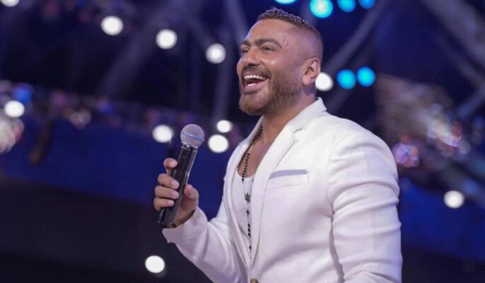 تامر حسني يحدث تفاعلا واسعا بمقطع فيديو مع بطلة كليبه الأخير