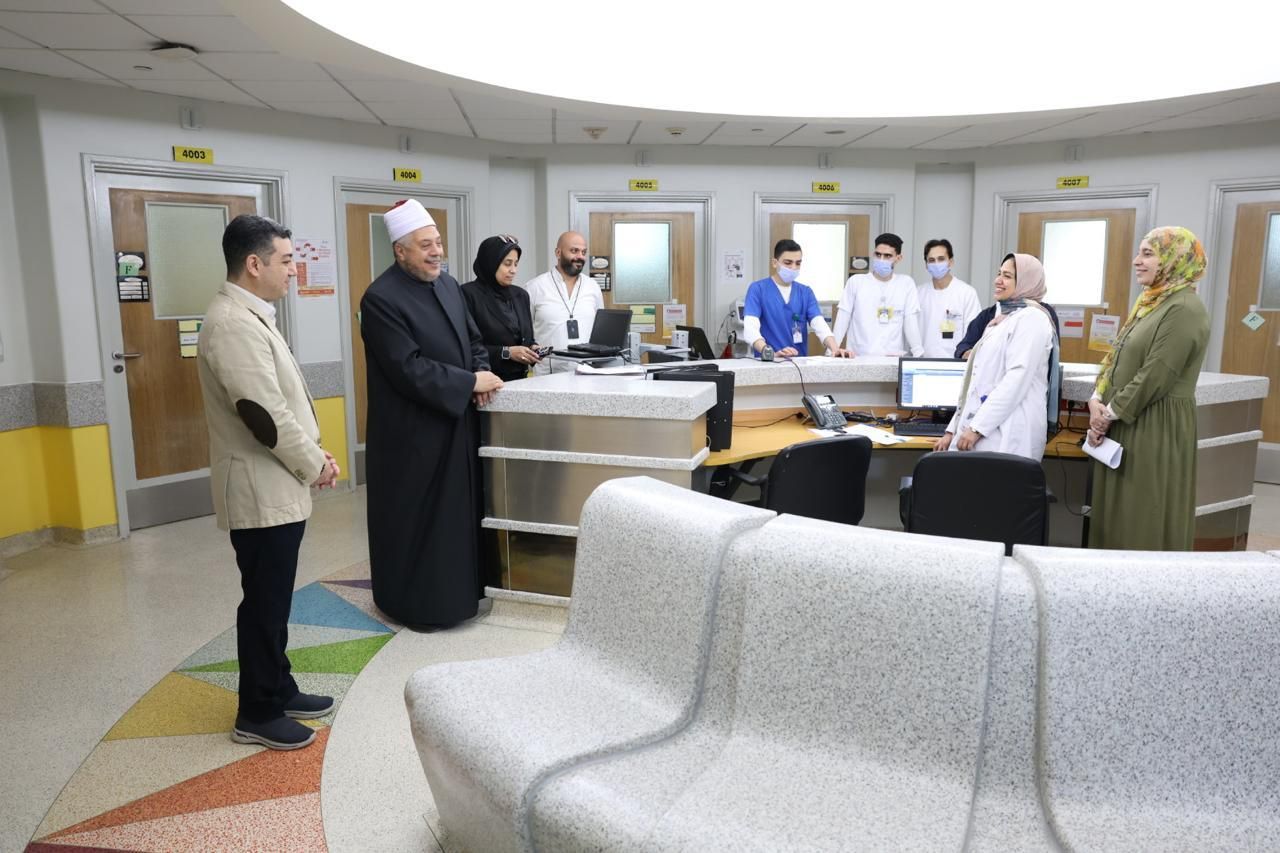 رئيس المعاهد الأزهرية يزور طلاب الشهادة الثانوية بمستشفى 57357 ومعهد الأورام