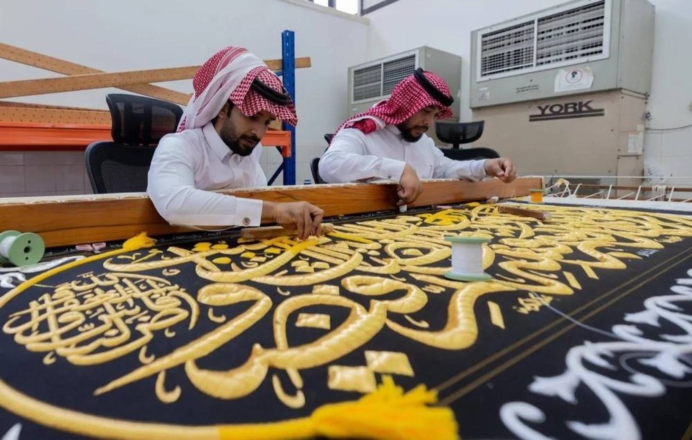 الكعبة المشرفة تتزين بكسوتها الجديدة لعام 1447 هـ