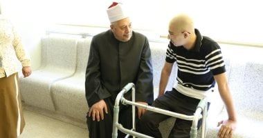 رئيس المعاهد الأزهرية يزور طلاب الشهادة الثانوية بمستشفى 57357 ومعهد الأورام