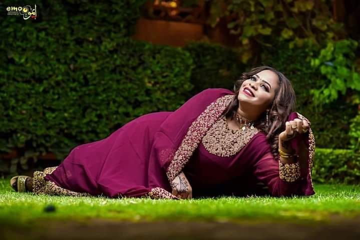 شاهد بالفيديو.. الفنانة منال البدري تحيي حفل خاص وهي “حامل” في الشهور الأخيرة وساخرون: (عاوزة تطلع حق الولادة يا أخوانا)