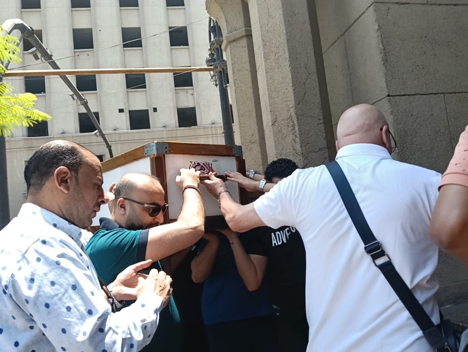 وصول جثمان محمد عبد المنعم لمسجد عمر مكرم استعدادا لتشييع جنازته