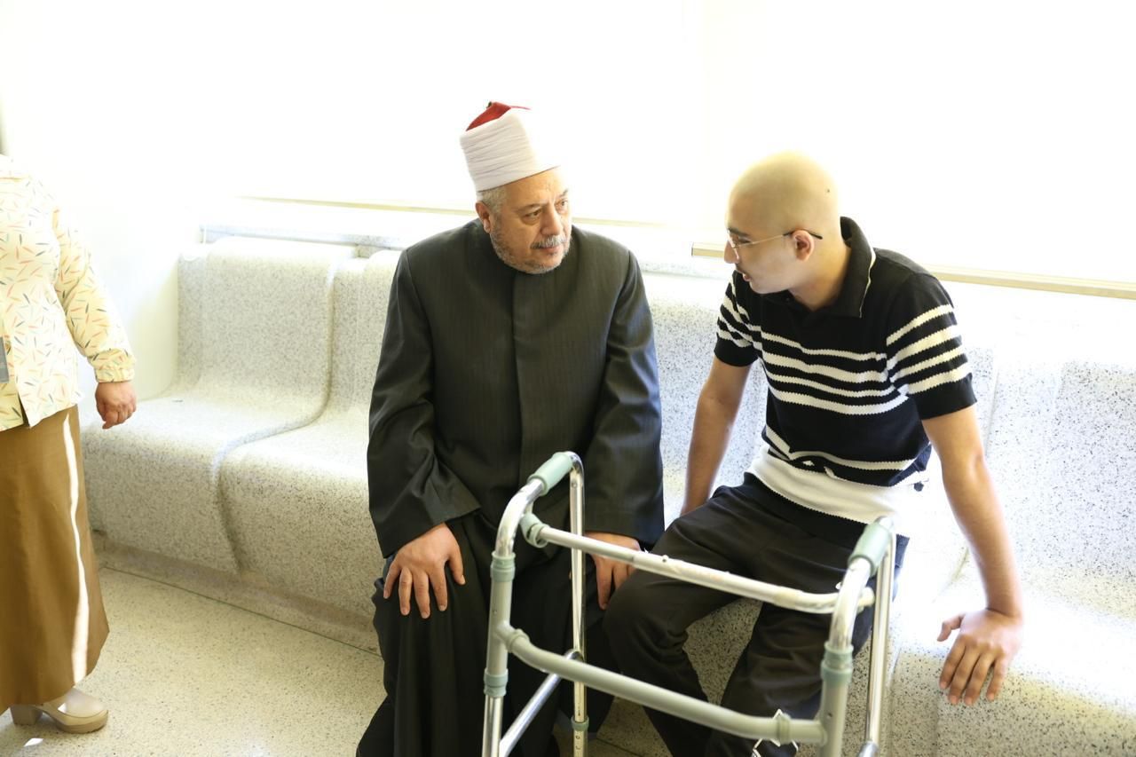 رئيس المعاهد الأزهرية يزور طلاب الشهادة الثانوية بمستشفى 57357 ومعهد الأورام