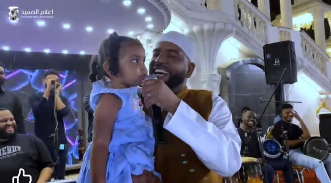 شاهد بالصورة والفيديو.. بعد أن حملها في حفله الجماهيري.. طفلة سودانية صغيرة تفاجئ الجمهور والفنان أحمد محمد عوض بحفظها كلمات أشهر أغنياته