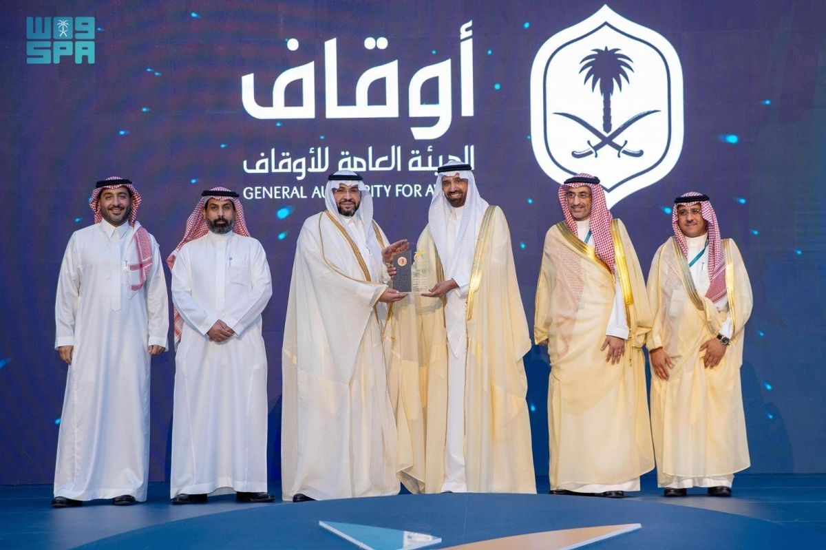 وزير الموارد البشرية يسلم 9 جهات حكومية جائزة الارتباط الوظيفي لعام 2024