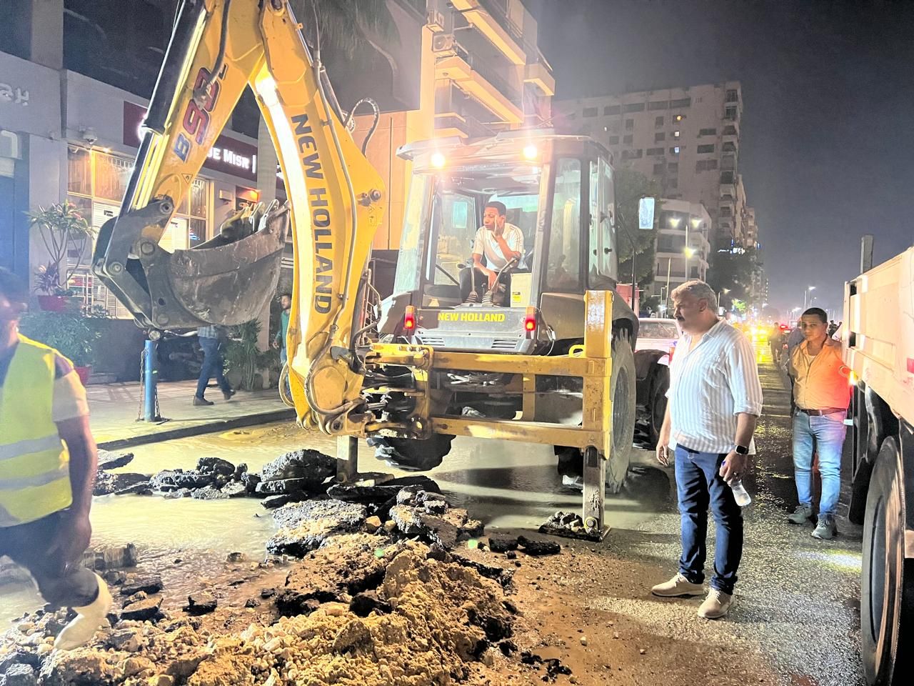 إصلاح كسر ماسورة مياه بشارع جامعة الدول العربية مع شارع سليمان أباظة بالدقى