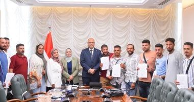 تسليم عقود توظيف لمصريين للعمل بالأردن فى مجالات زراعة النخيل