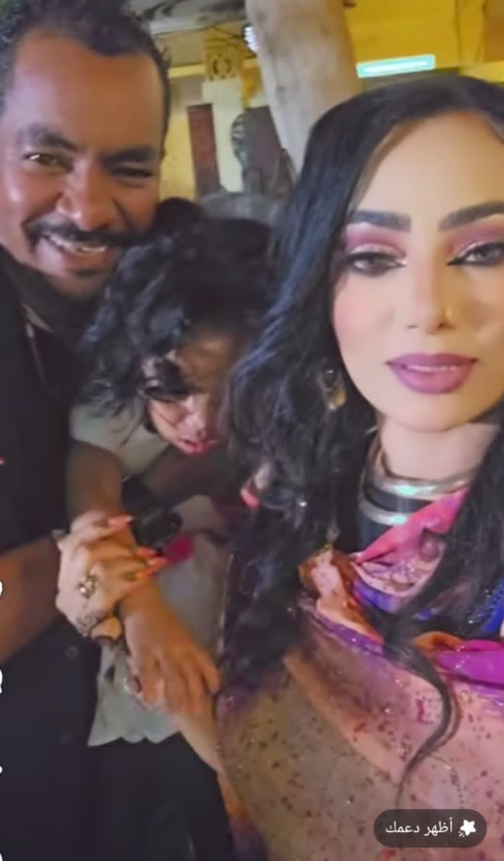 شاهد بالفيديو.. الإعلامي محمد محمود “حسكا” وزوجته المذيعة “سماح” يخطفان الأضواء بإطلالة ملفتة مع طفلتهم الصغيرة