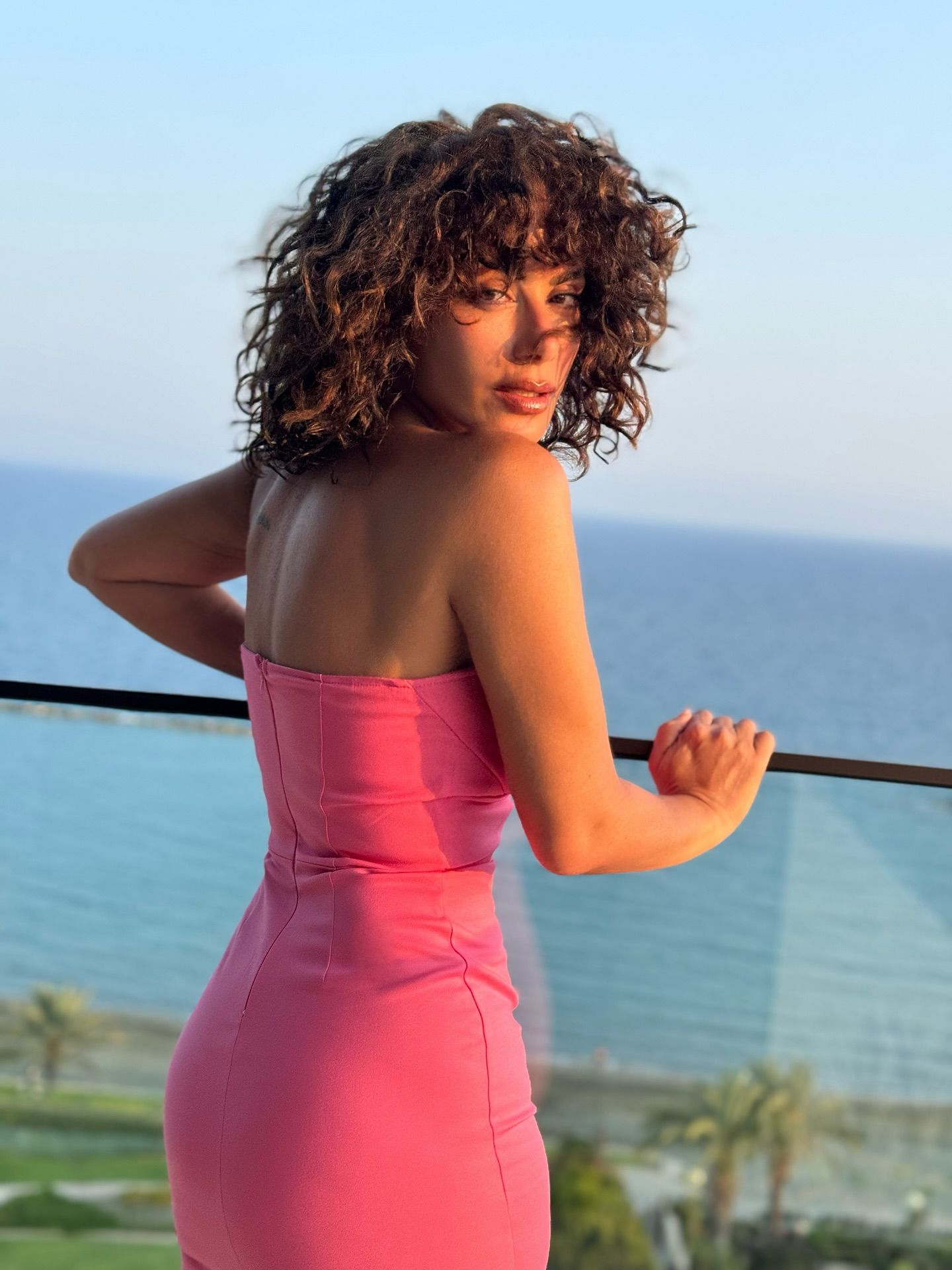 صبا مبارك بإطلالة لافتة وتعلق: عمري ما كنت فتاة وردية