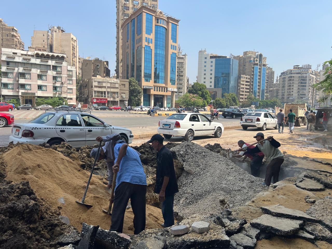 إصلاح كسر ماسورة مياه بشارع جامعة الدول العربية مع شارع سليمان أباظة بالدقى