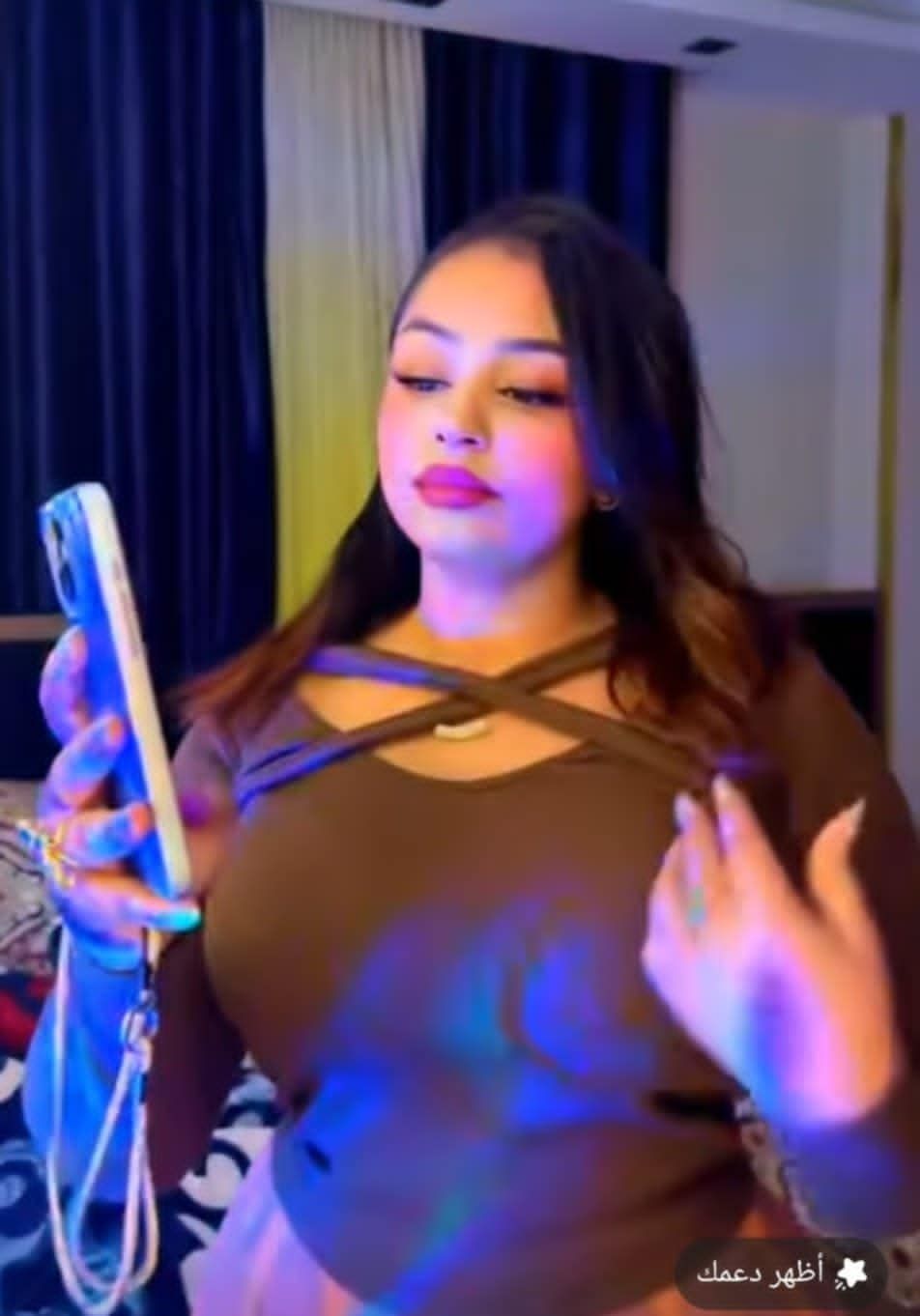 شاهد بالصورة والفيديو.. “تيكتوكر” سودانية حسناء تستعرض جمالها بإطلالة مثيرة