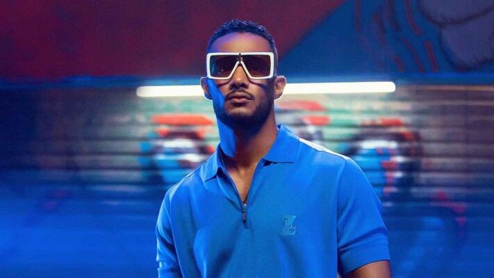 محمد رمضان ينزل البحر بـ"بدلة رسمية" .. ويبدأ الصيف بأغنية "الجو حلو"