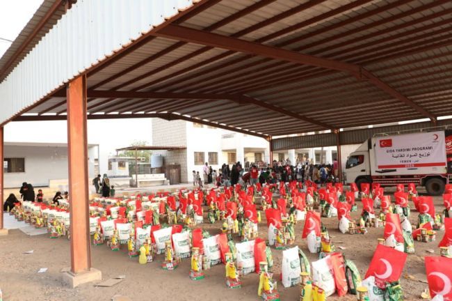 الهلال التركي يوزع سلل غذائية على الأطفال في محافظة لحج اليمنية