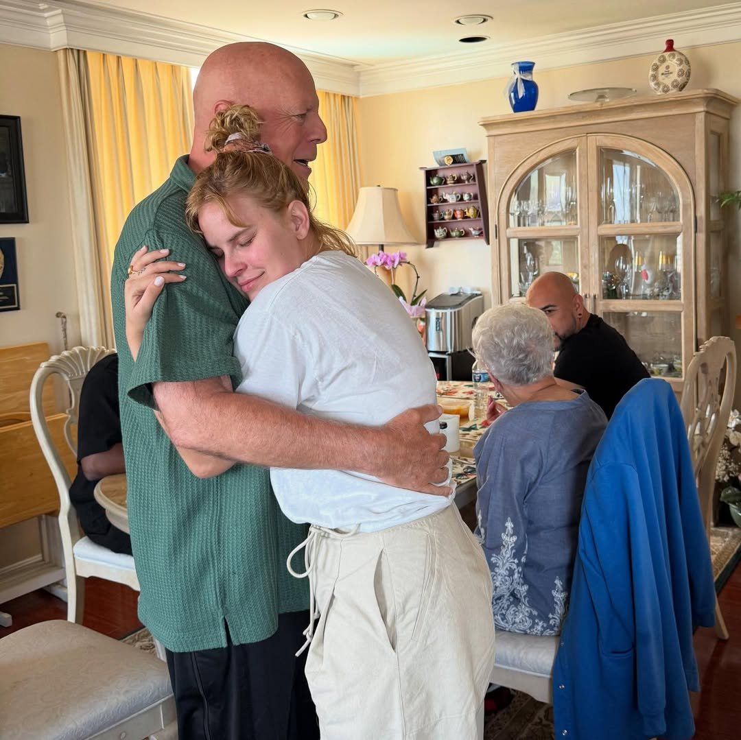 ابنة بروس ويليس ترد على منتقدى نشر صور والدها.. اعرف القصة