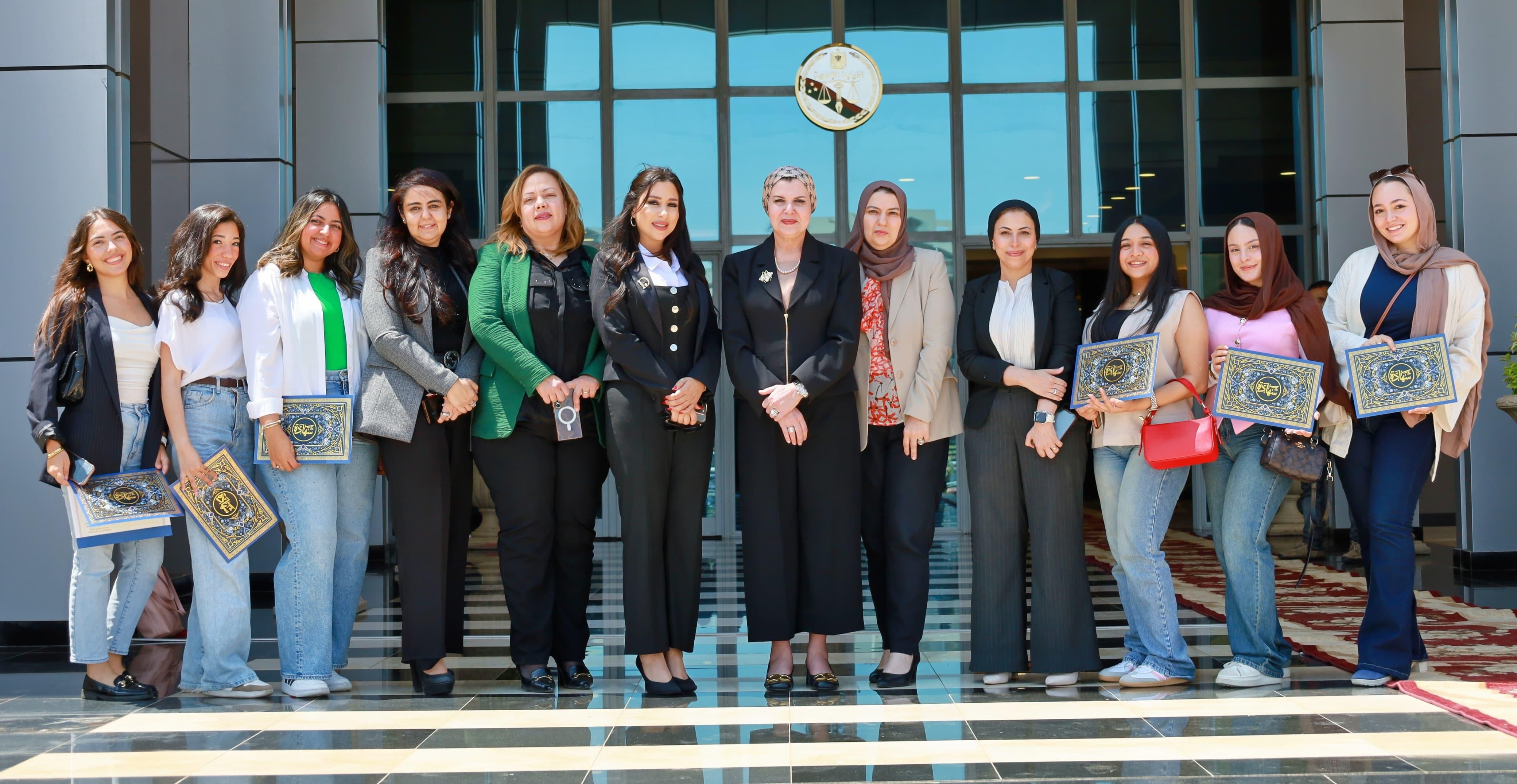 النيابة الإدارية تكرم طالبات شاركن فى مشروع تخرج بعنوان "حضارة بلا حواجز"