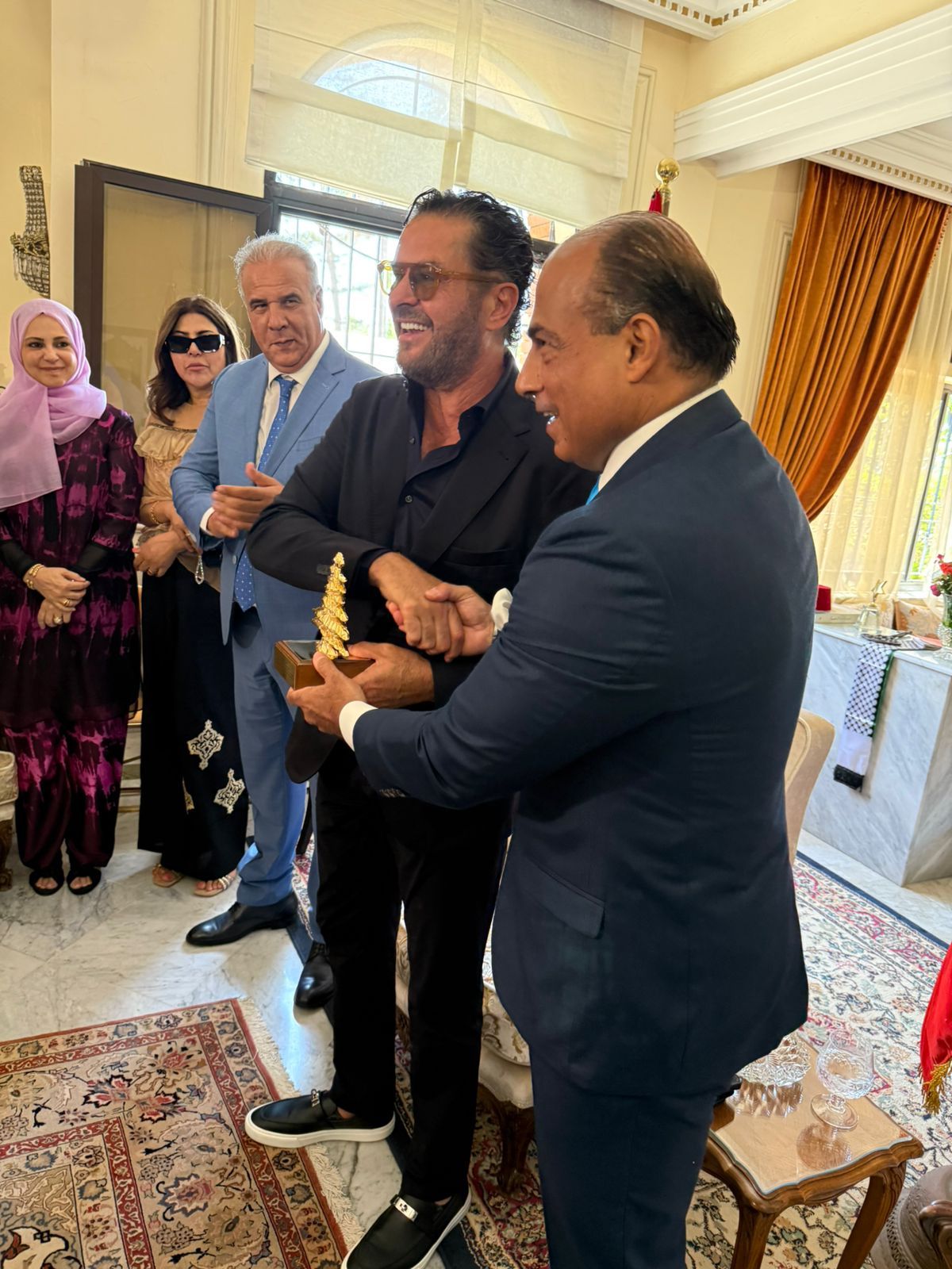 استقبال حافل.. تكريم النجم راغب علامة من سفير لبنان بالمغرب.. صور