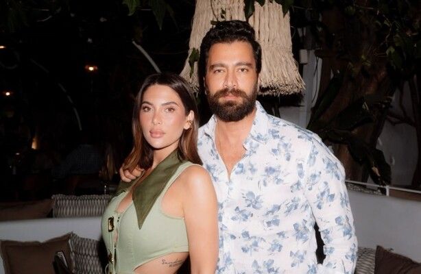 من دون ماكياح وحافية القدمين.. إطلالة عصرية صيفية بإمتياز للين برنجكجي