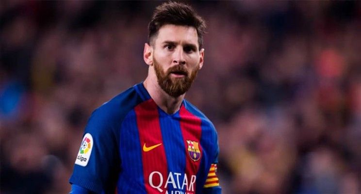 ميسي يحتفل بعيد ميلاده على طريقة "سنفور غضبان"